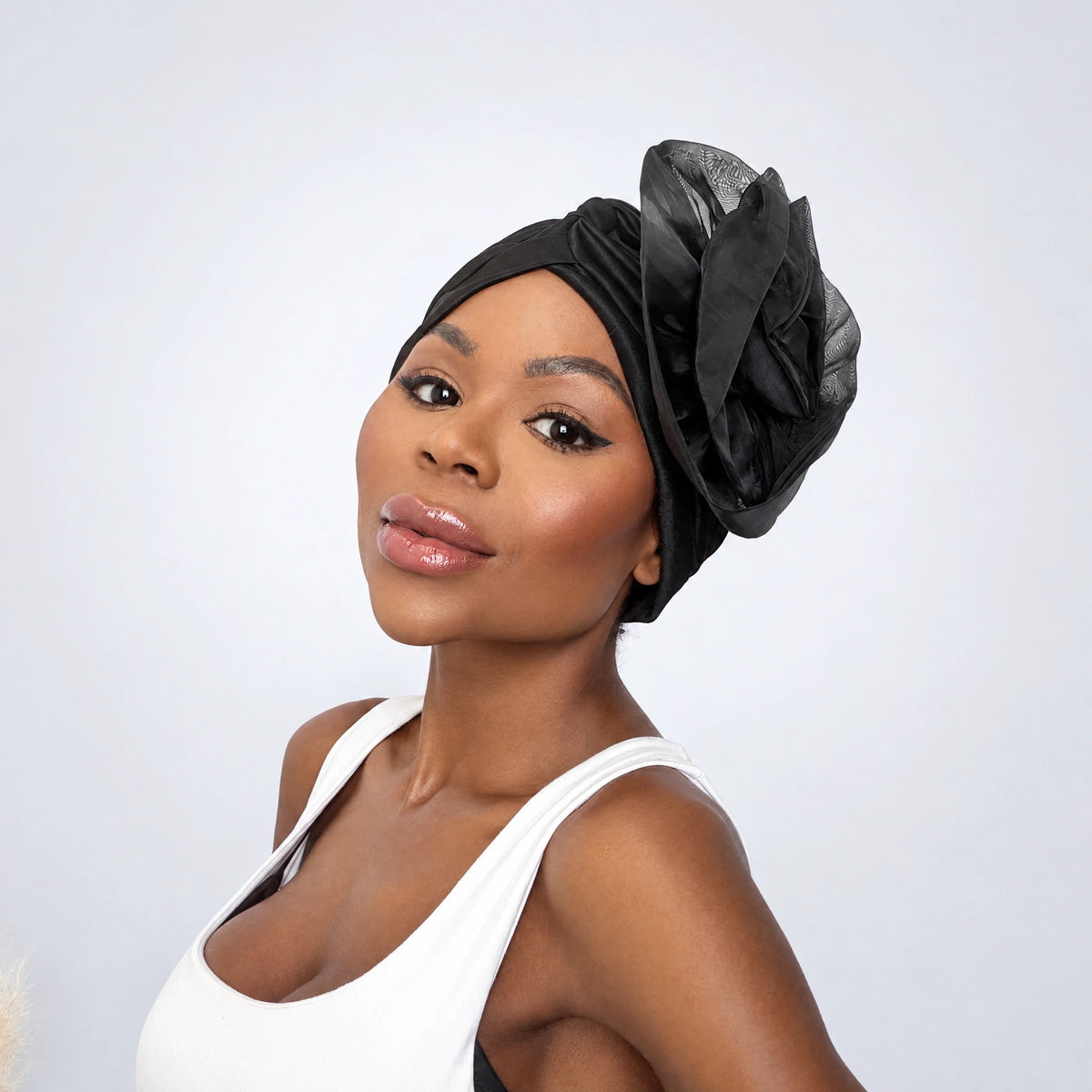 Turban Rosalie – exklusiv med stor rosett, färg Svart, från sidan