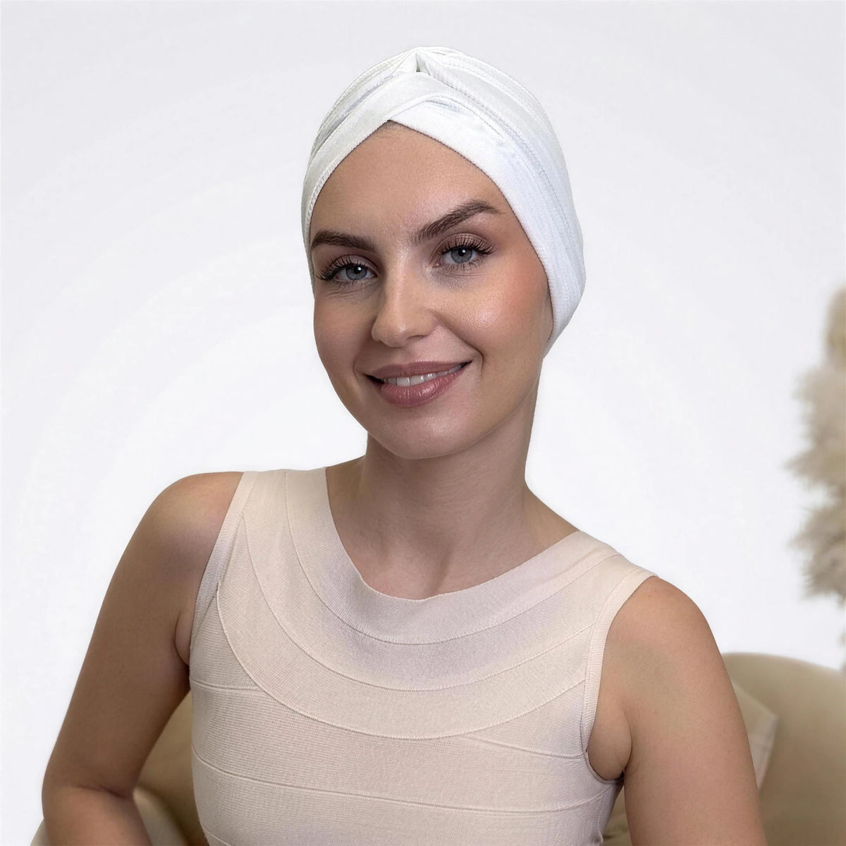 Turban Ella i vit framifrån
