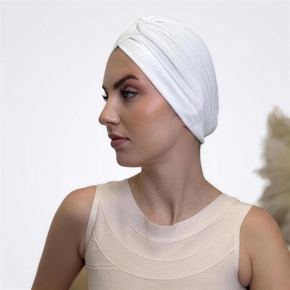 Turban Ella i vit i profil