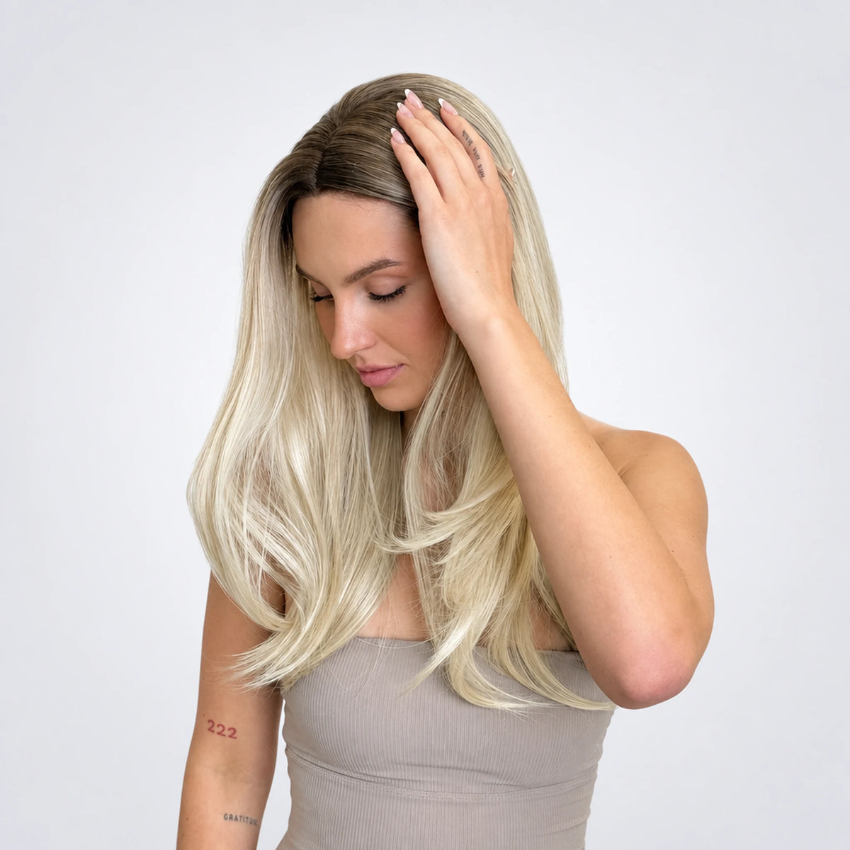Alva Vegan Syntetisk Peruk – Mono Part, Cream Blonde