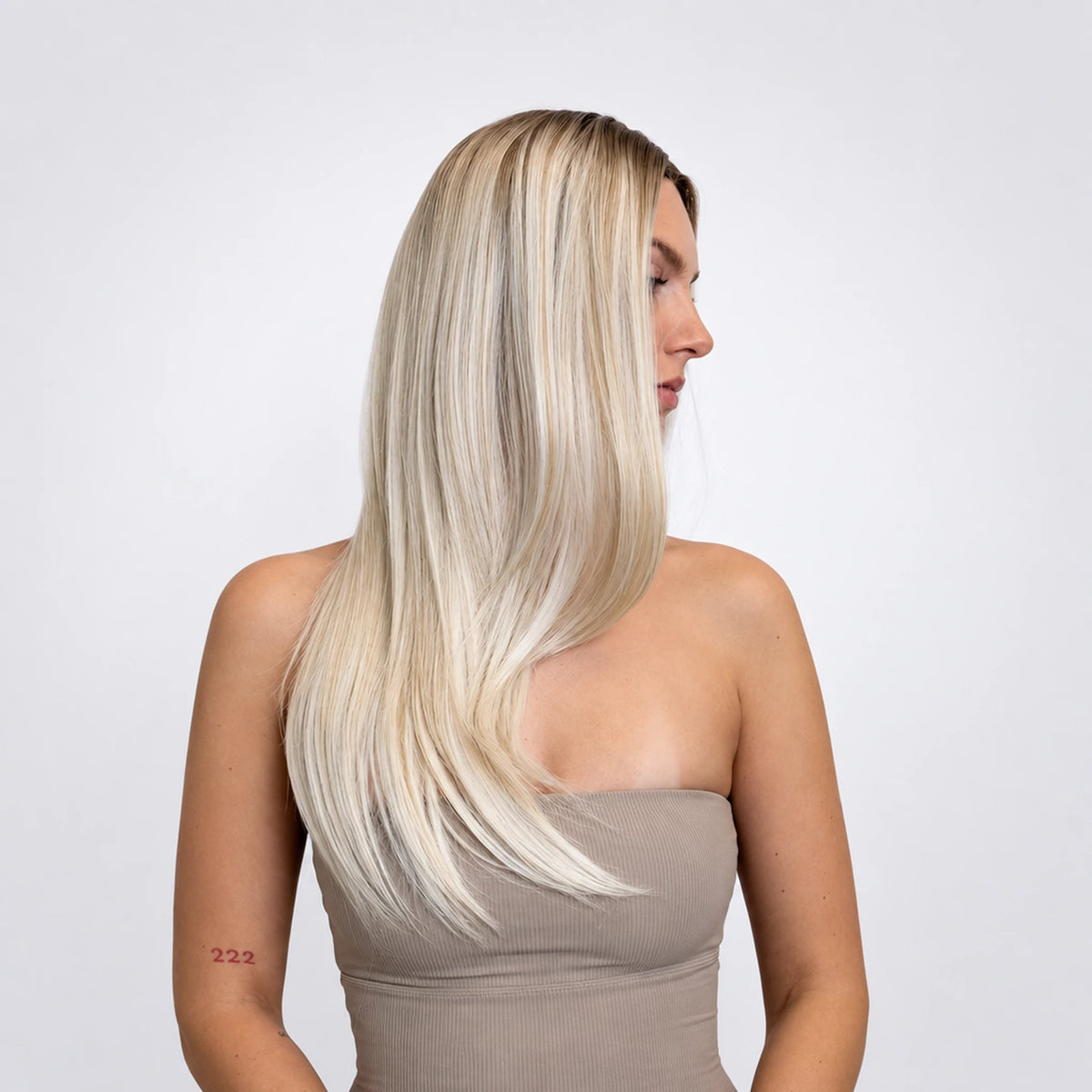 Alva Vegan Syntetisk Peruk – Mono Part, Pearl Blonde