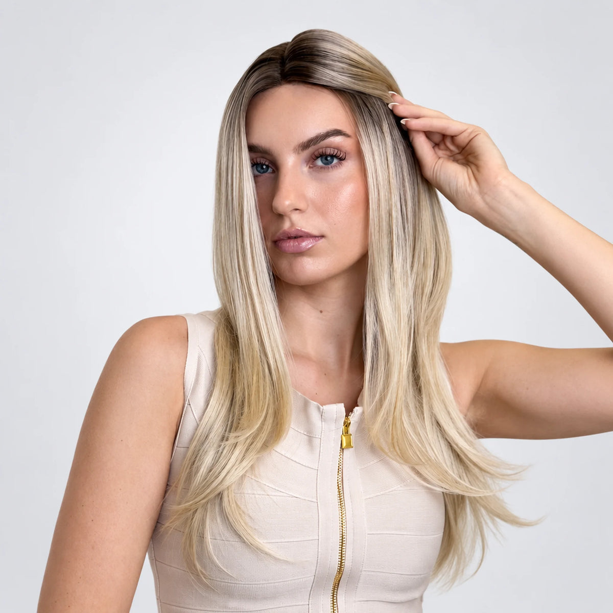 Astrid Vegan Syntetisk Peruk – Mono Part, Cream Blonde