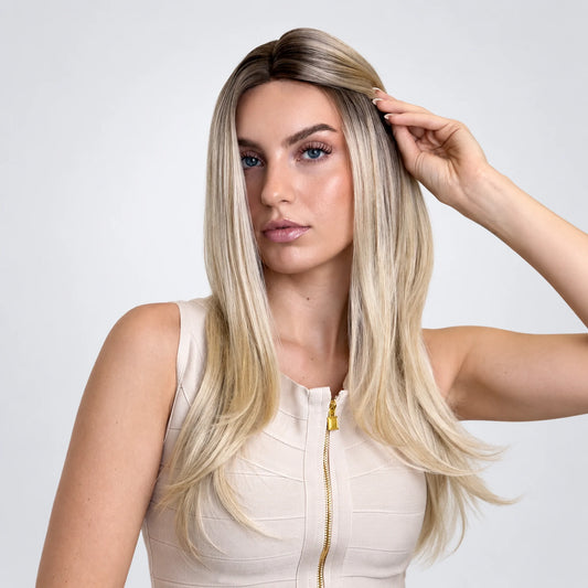 Astrid Vegan Syntetisk Peruk – Mono Part, Cream Blonde