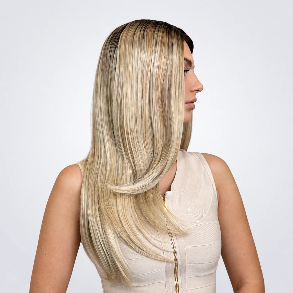 Astrid Vegan Syntetisk Peruk – Mono Part, Cream Blonde