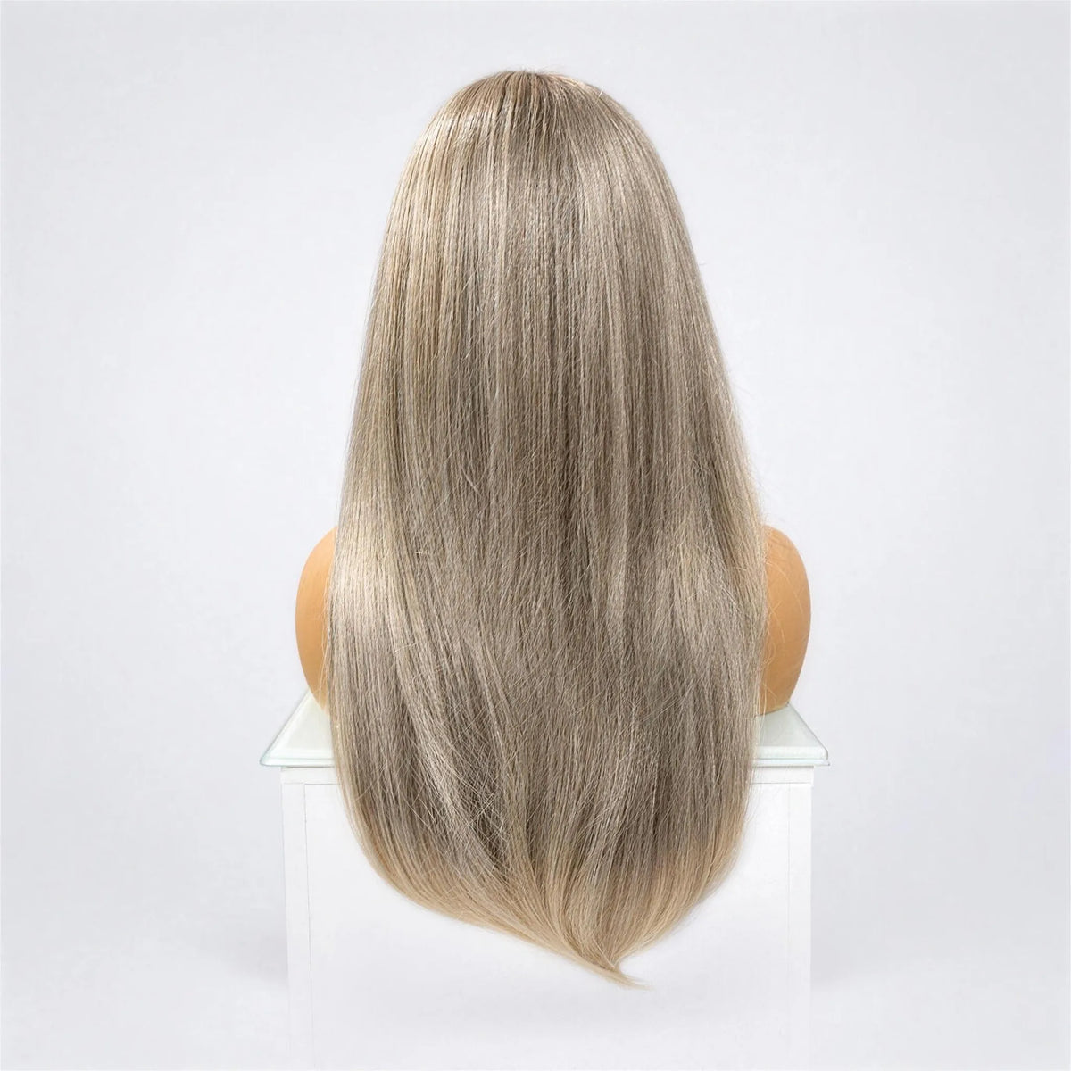 Crown Vegan Syntetisk Peruk – Lace Front Plus – Lättgrå