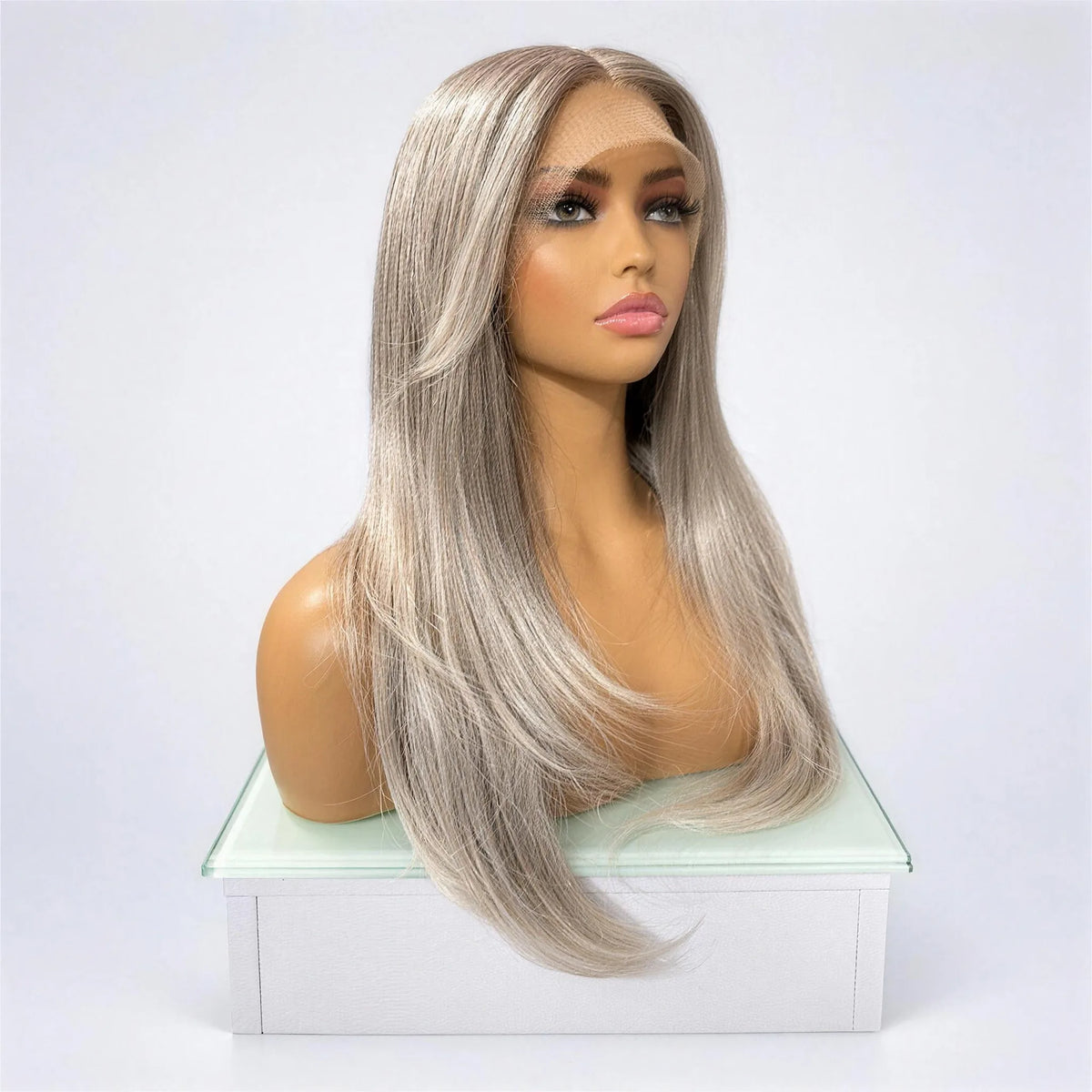 Crown Vegan Syntetisk Peruk – Lace Front Plus – Lättgrå
