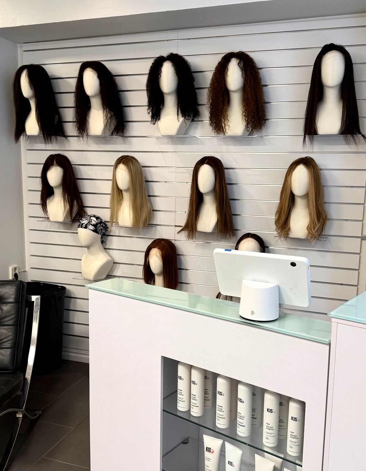 Perukväggen ovanför disken i Fairwithwigs perukbutik på Norrtullsgatan 26B i Stockholm