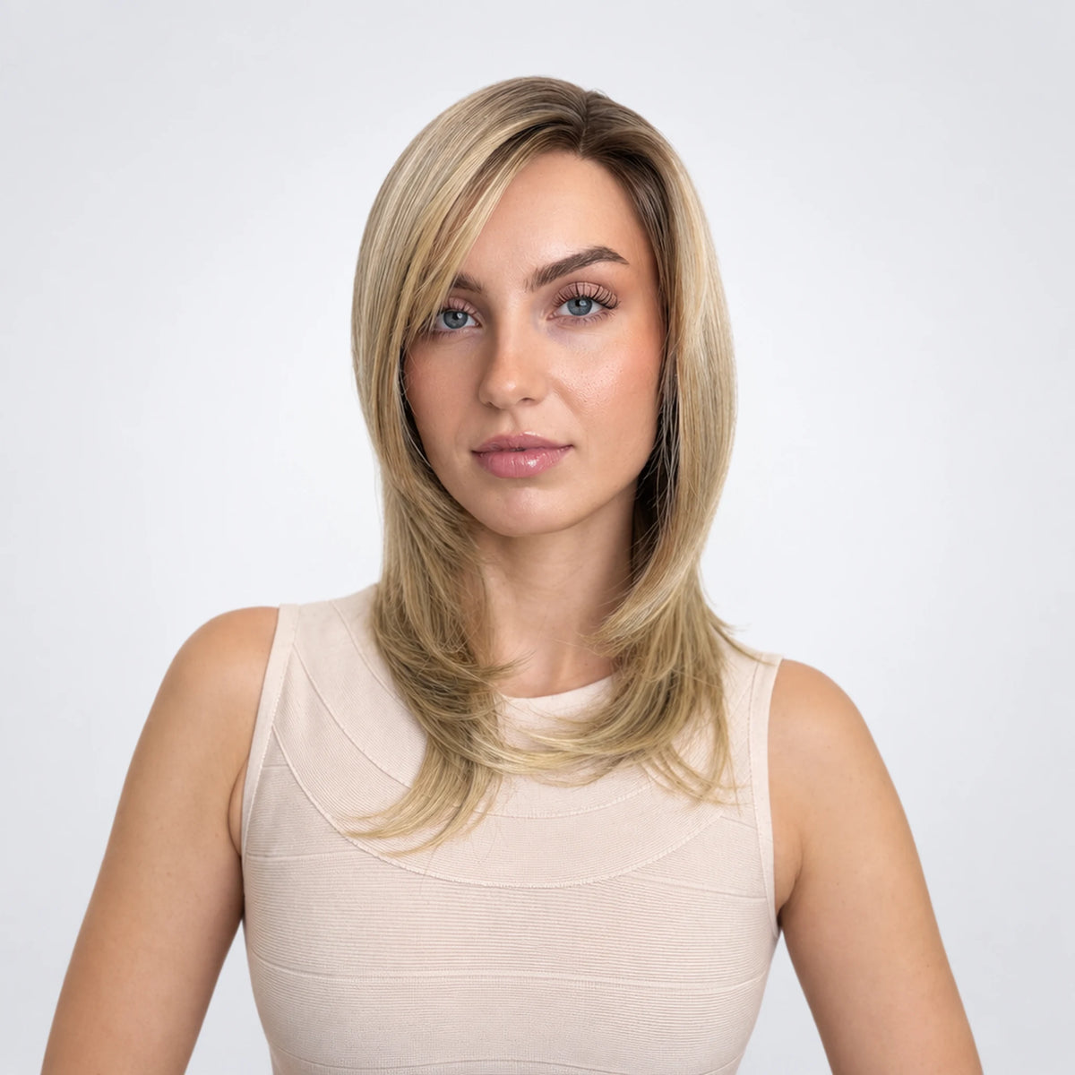 Kerstin Vegan Syntetisk Peruk – Mono Part, Beige Blond