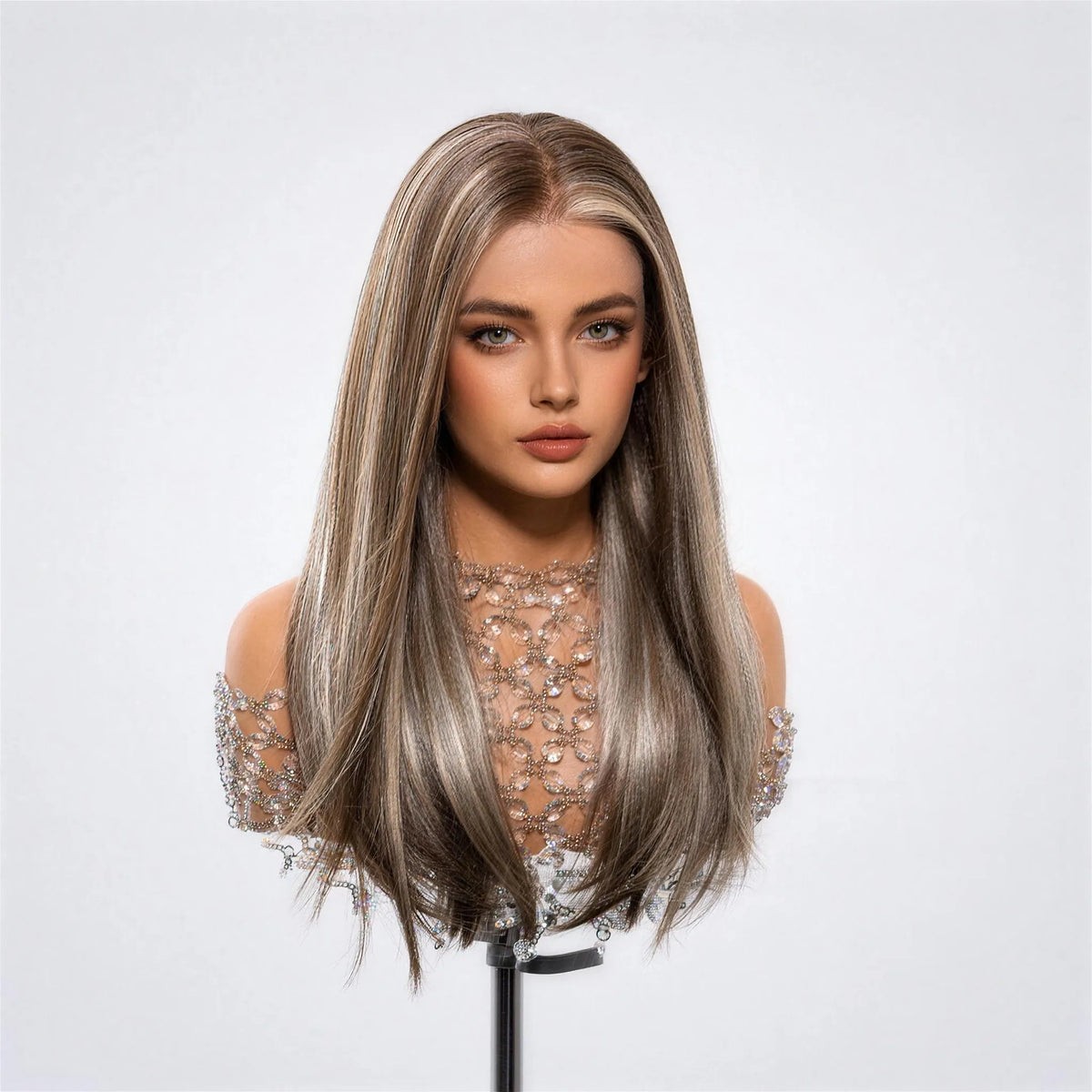 Luna Vegan Syntetisk Peruk – Lace Front Plus – Kall ljusbrun