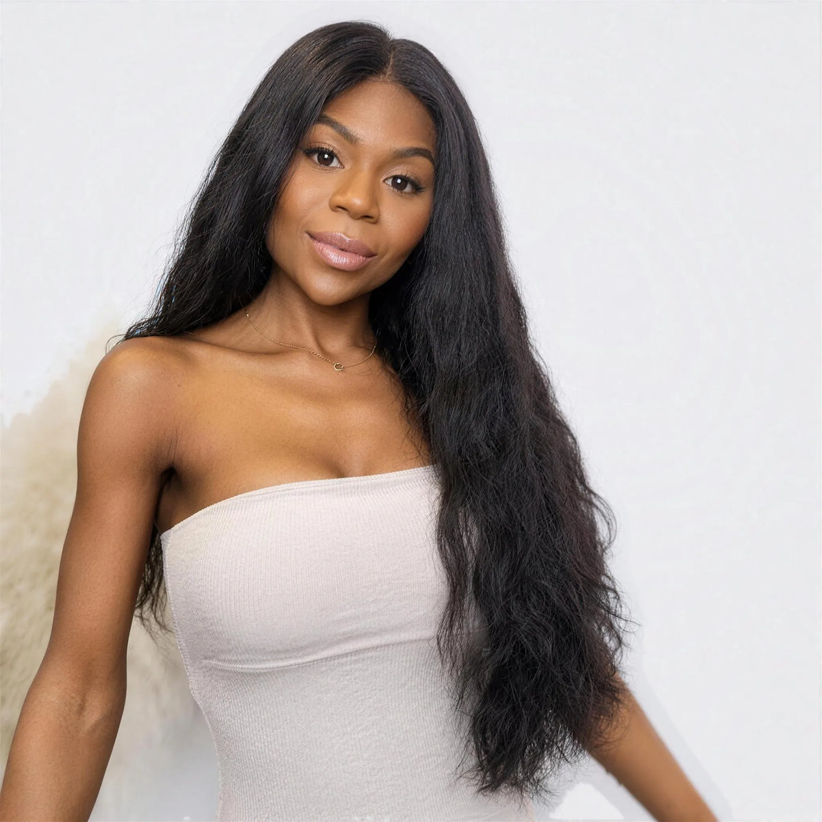 Luxury Peruk Äkta Hår – Chloe, Lace Closure, vågig i färg 1B Natural Black