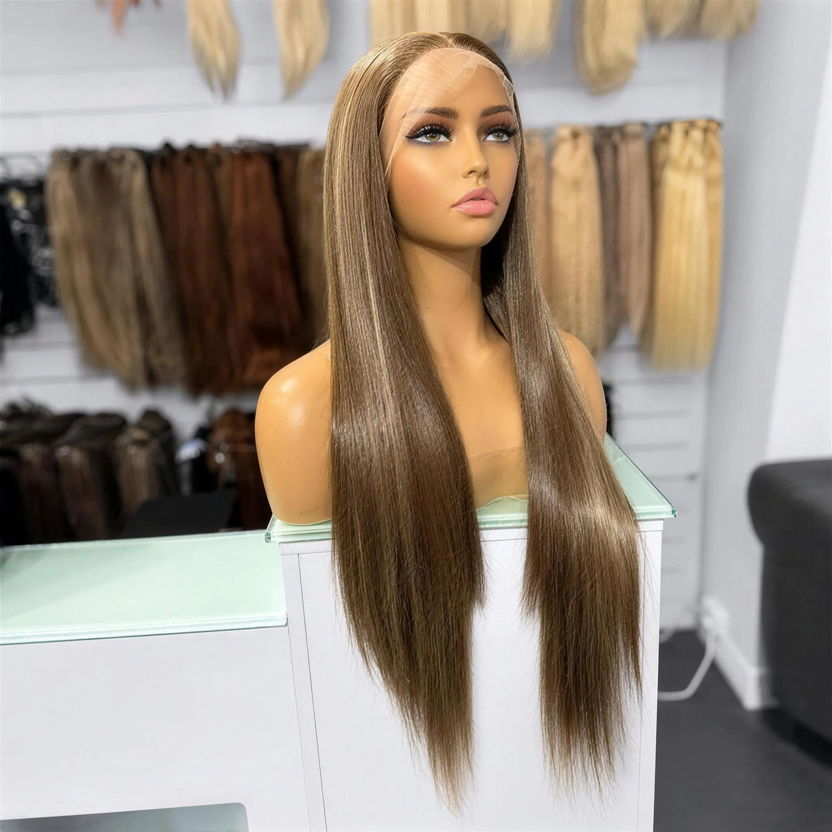Saga Vegan Syntetisk Peruk – Lace Front Plus – Askbrun