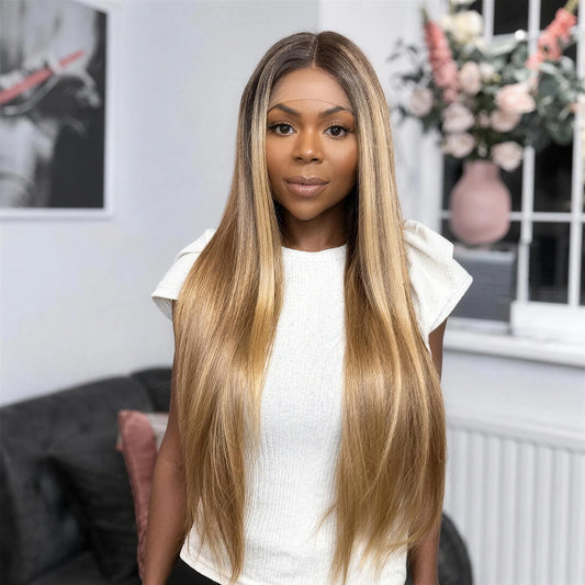 Saga Vegan Syntetisk Peruk – Lace Front Plus – Ljusbrun