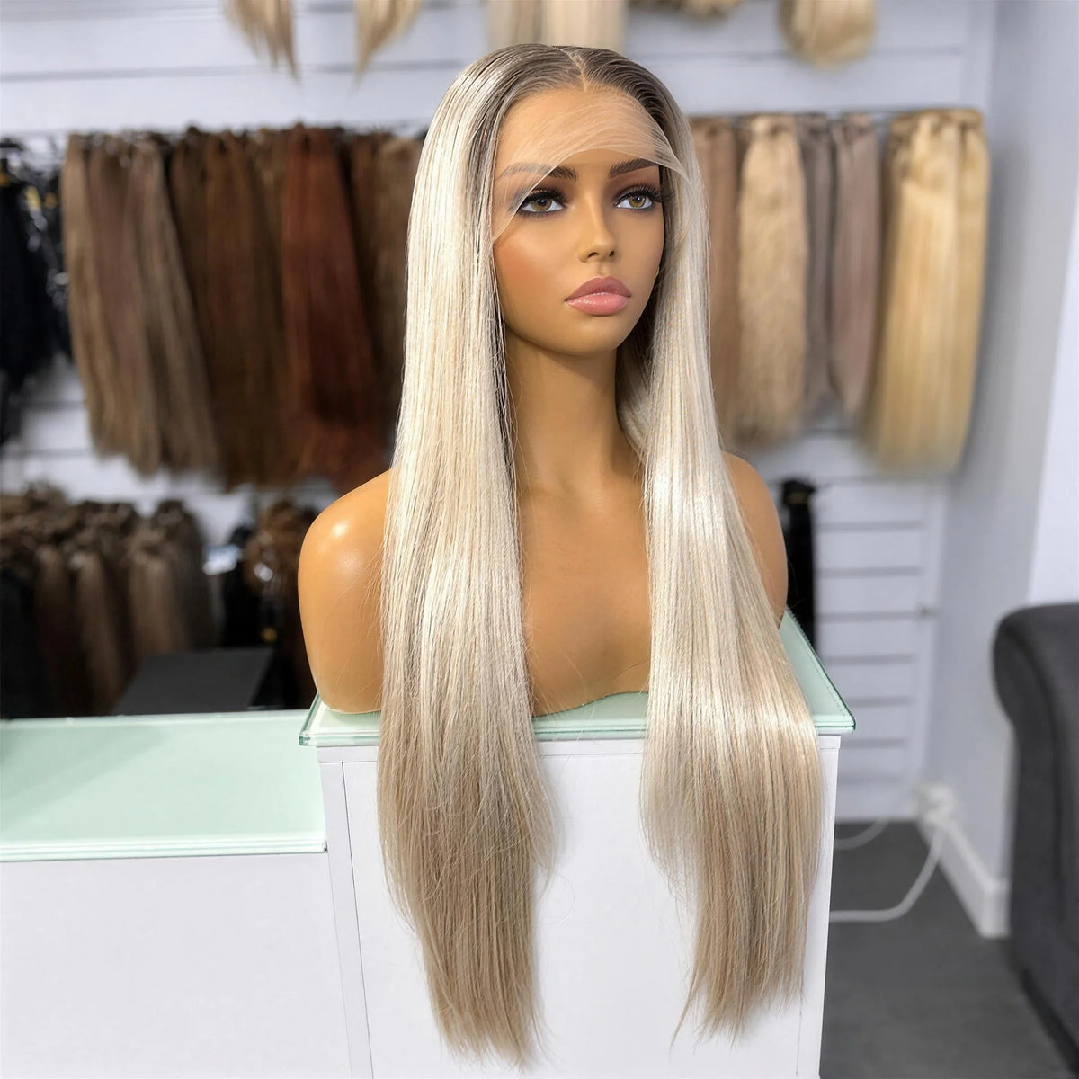 Saga Vegan Syntetisk Peruk – Lace Front Plus – Scandi