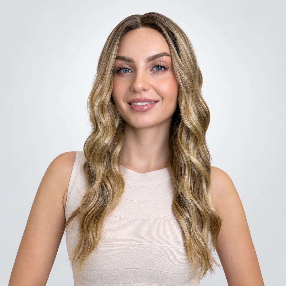 Signe Vegan Syntetisk Peruk – Mono Part, Sand