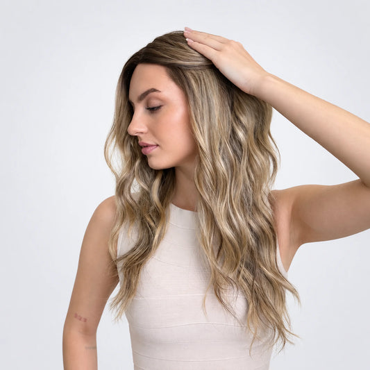 Signe Vegan Syntetisk Peruk – Mono Part, Sand