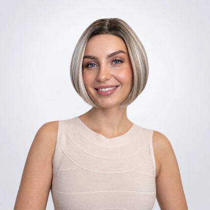 Solveig Vegan Syntetisk Peruk – Mono Part, Ivory Grey
