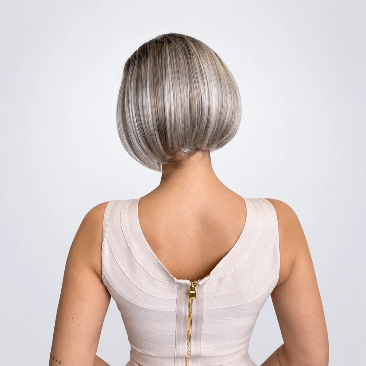 Solveig Vegan Syntetisk Peruk – Mono Part, Ivory Grey