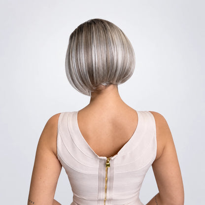 Solveig Vegan Syntetisk Peruk – Mono Part, Ivory Grey