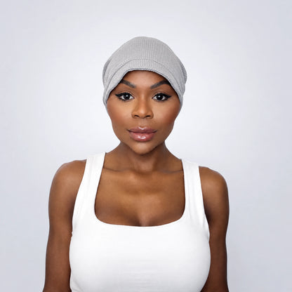 Turban Adele – veckad modell, färg Ljusgrå, framifrån