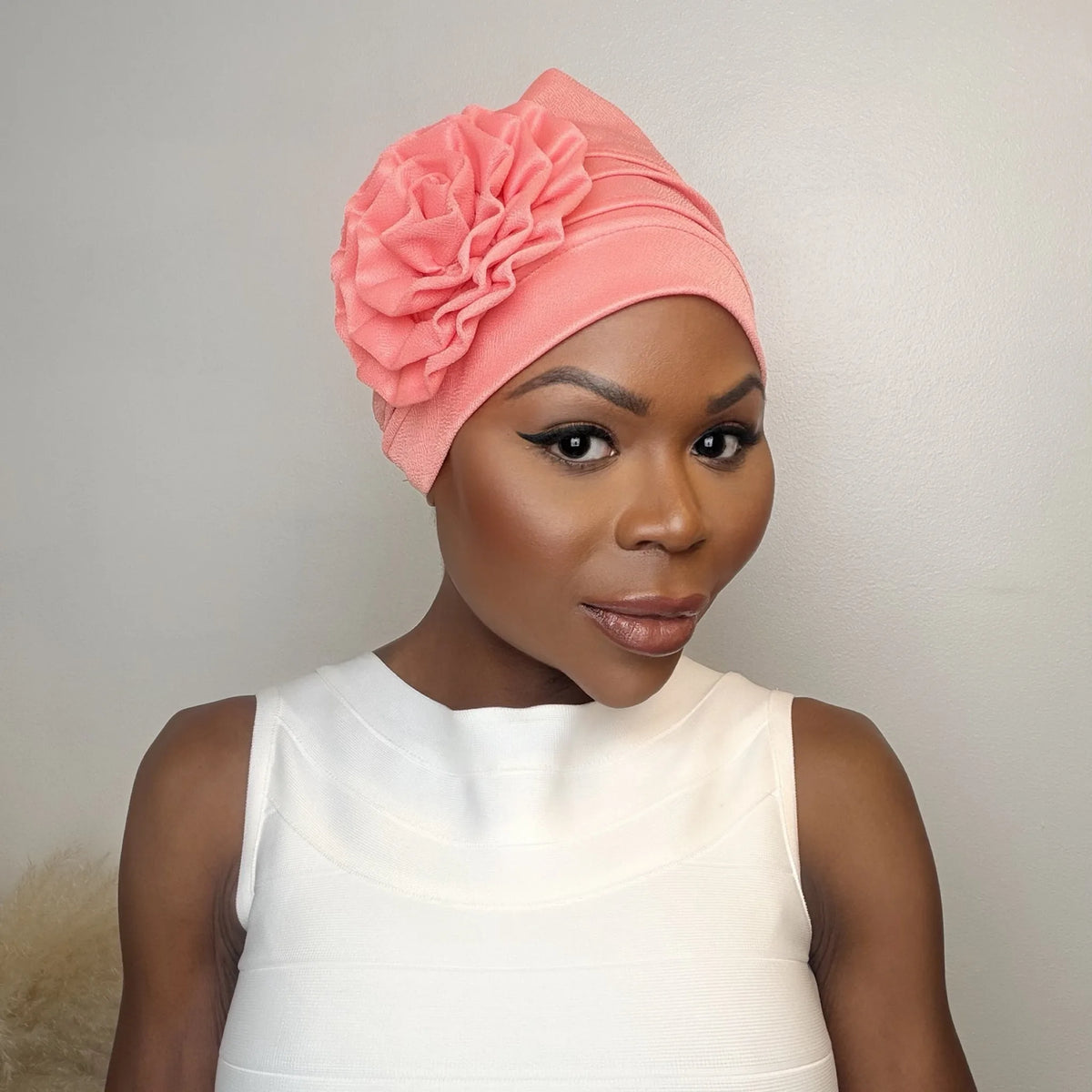 Turban Camilla – mysig med ros på sidan, färg Korall