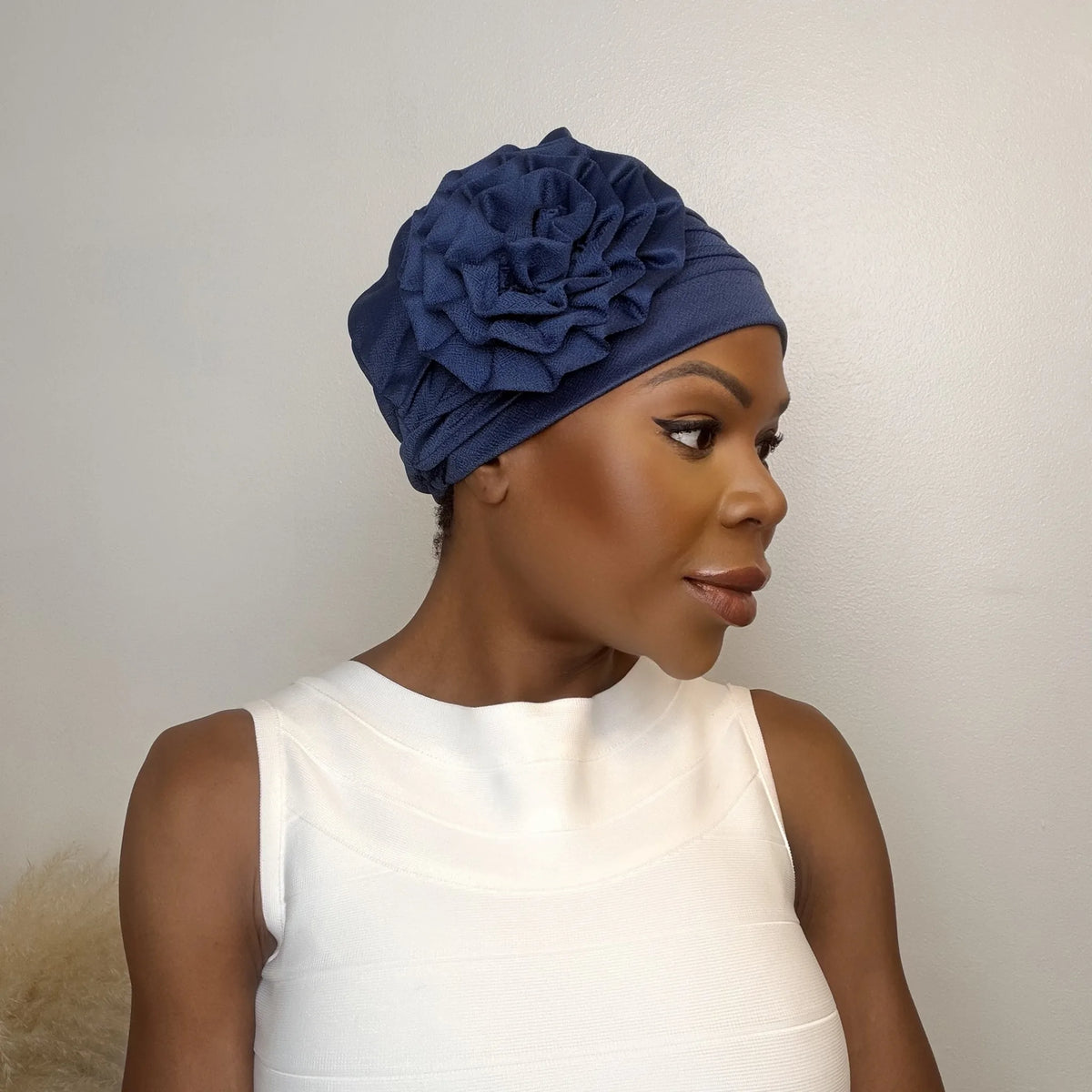 Turban Camilla – mysig med ros på sidan, färg Marinblå