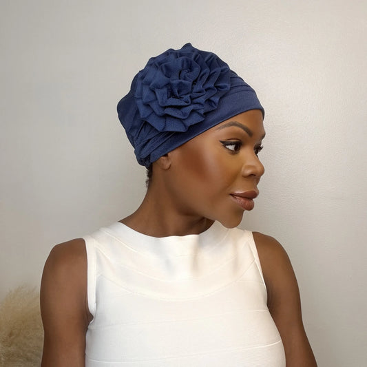 Turban Camilla – mysig med ros på sidan, färg Marinblå