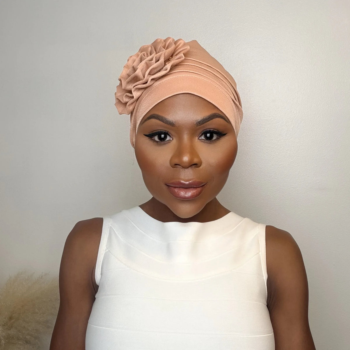 Turban Camilla – mysig med ros på sidan, färg Nude, framifrån