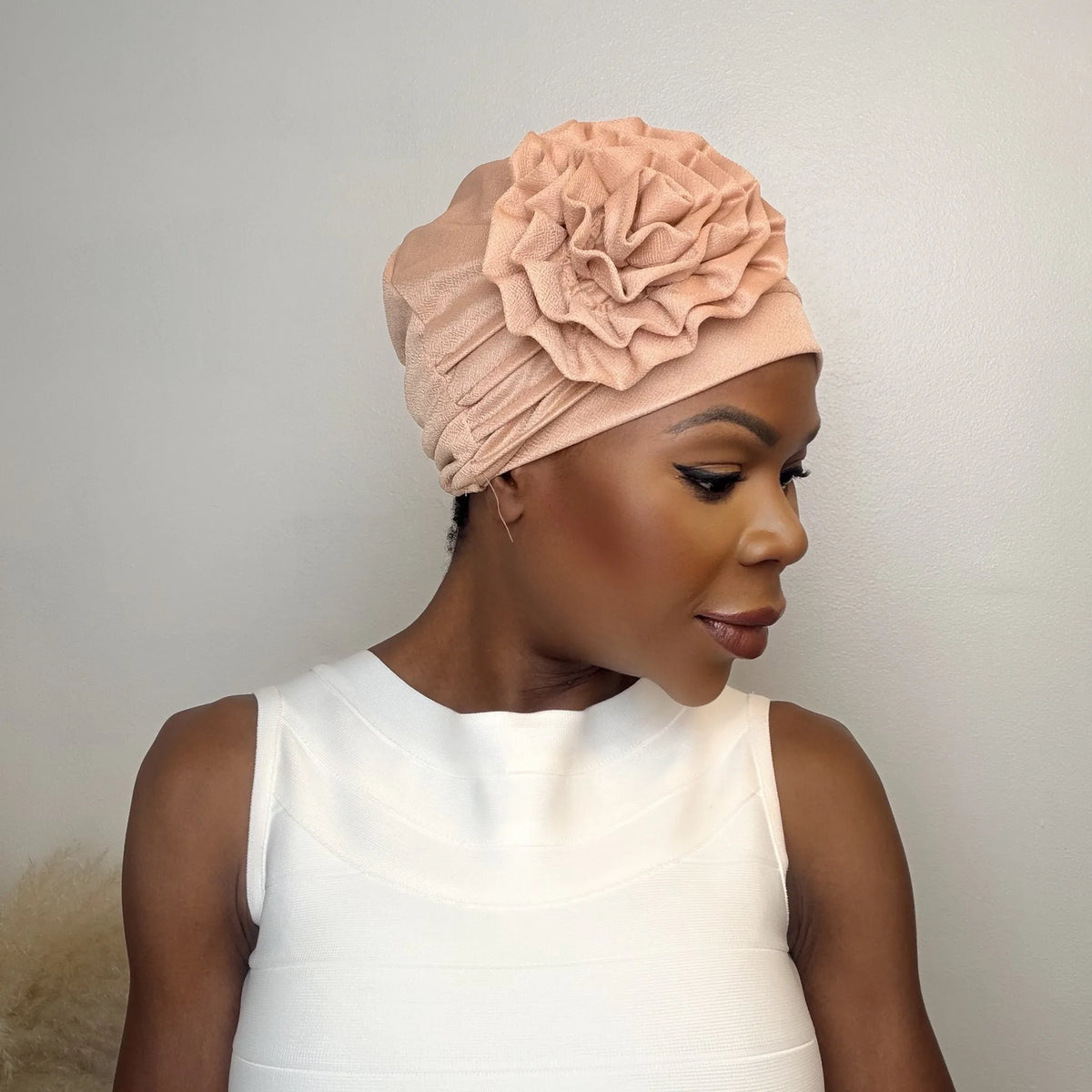 Turban Camilla – mysig med ros på sidan, färg Nude, från sidan