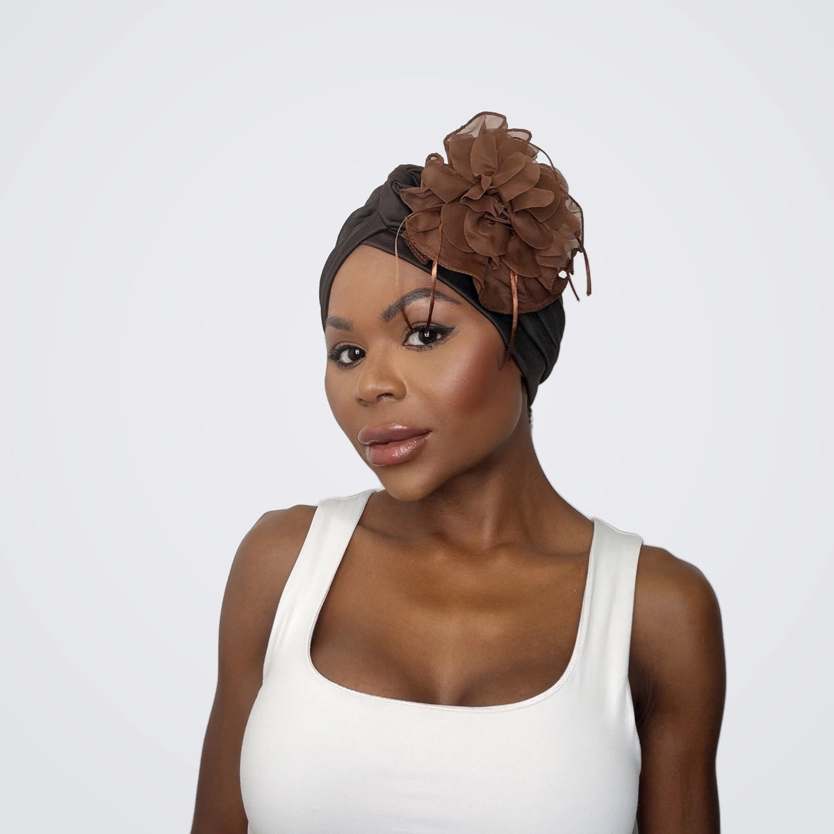 Turban Flora – med stor organzablomma, färg Brun, snett framifrån