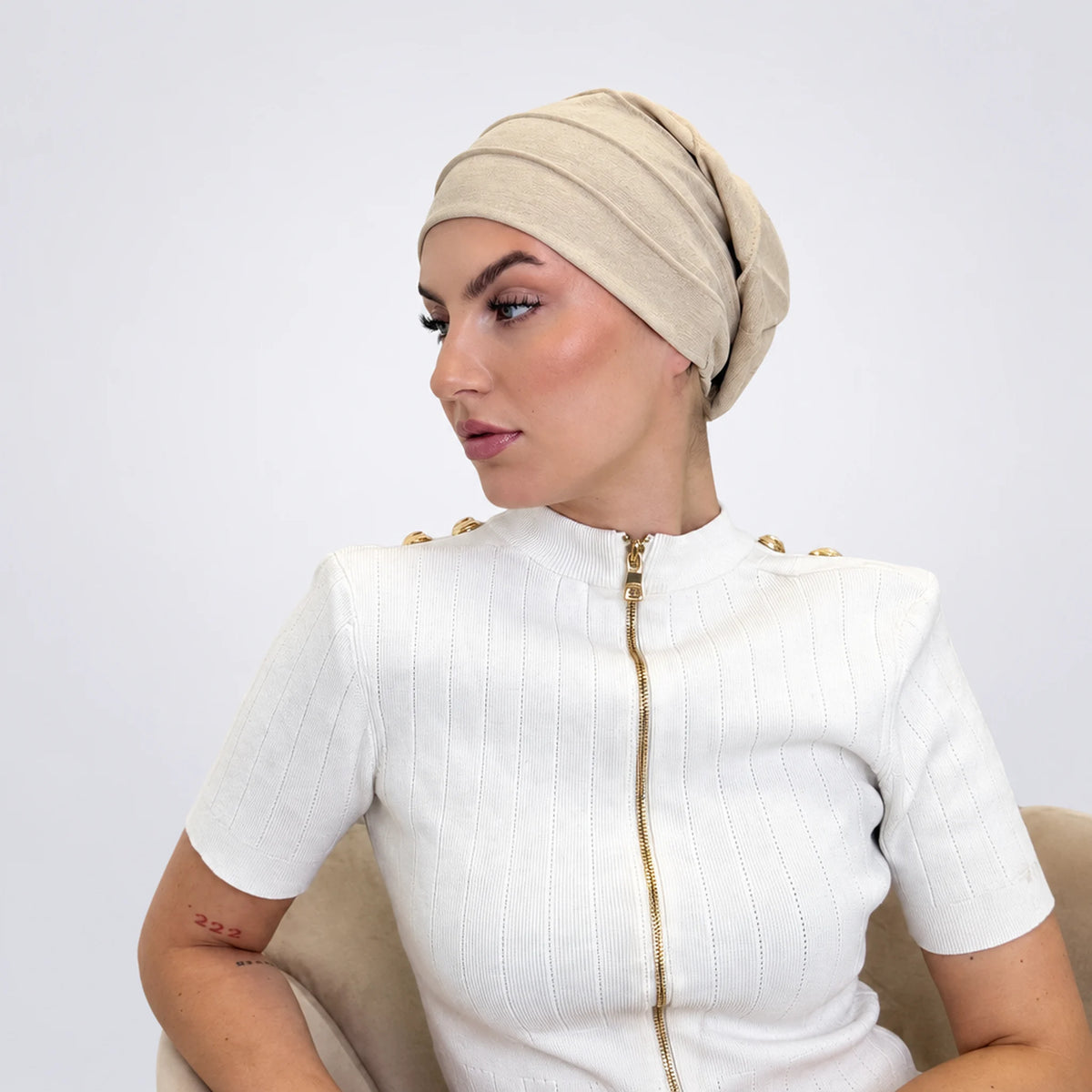 Turban med volanger – beige