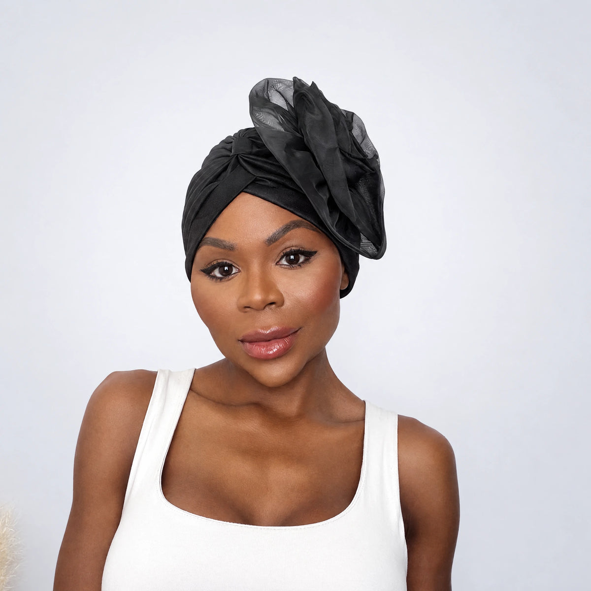 Turban Rosalie – exklusiv med stor rosett, färg Svart, framifrån