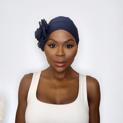 Turban Viola – elegant med ros på sidan, färg Marinblå, framifrån