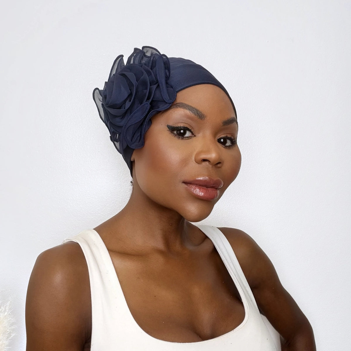 Turban Viola – elegant med ros på sidan, färg Marinblå, snett framifrån