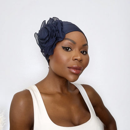 Turban Viola – elegant med ros på sidan, färg Marinblå, snett framifrån