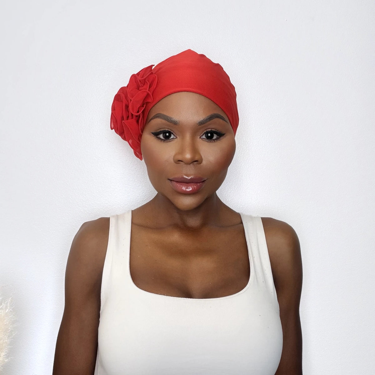 Turban Viola – elegant med ros på sidan, färg Röd, framifrån
