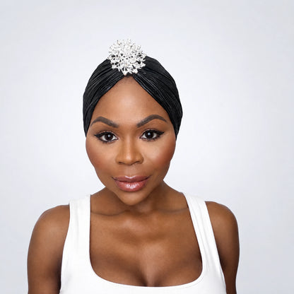 Turban Yolanda – exklusiv festturban, färg Svart, med silverbrosch